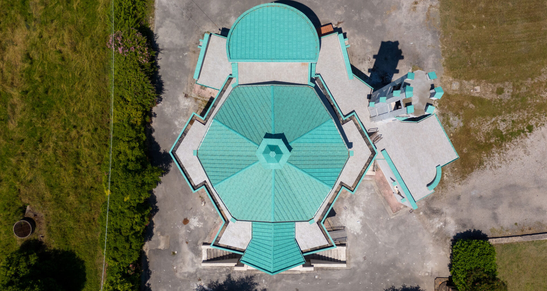 Vista dall'alto di una copertura con sistema a doppia aggraffattura in alluminio verde evoroof di Lattoneria Cotugno