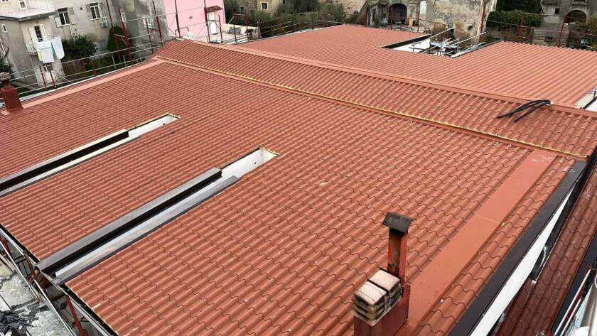 Copertura Pannelli Rossi in un condominio