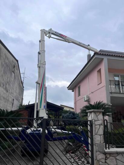 Una piattaforma aerea di Lattoneria Cotugno noleggiata.