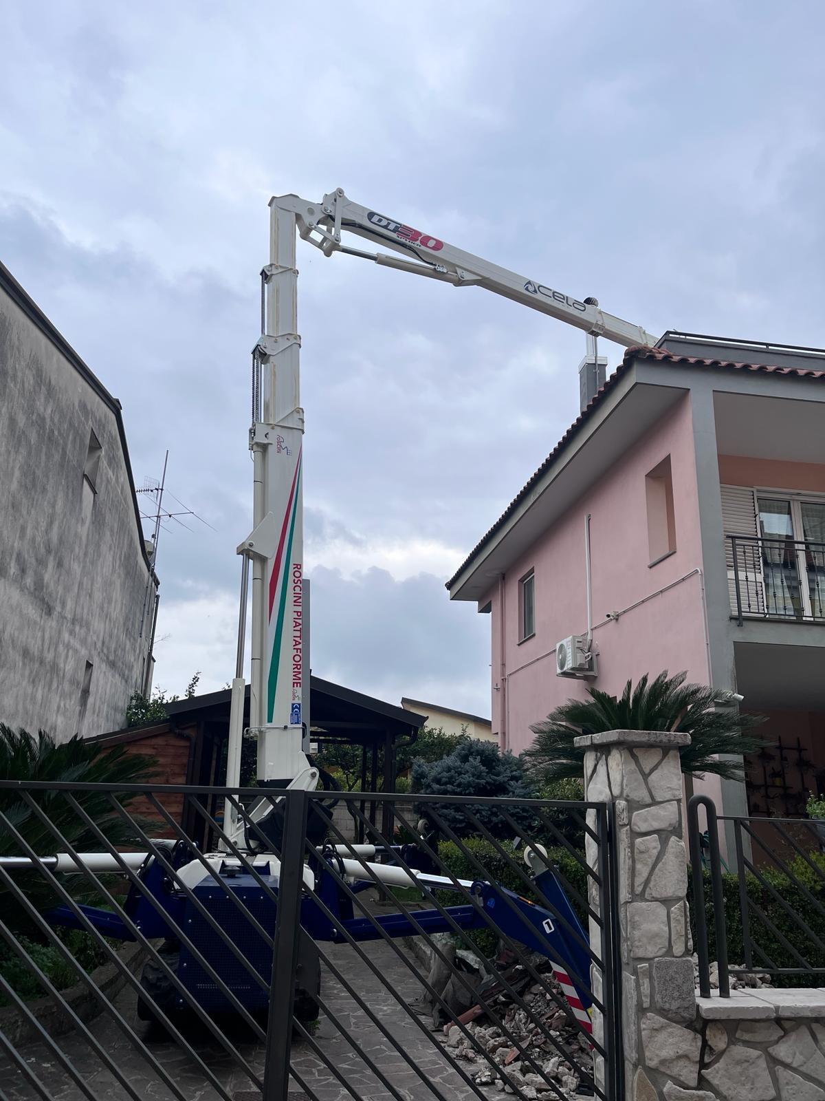 Una piattaforma aerea di Lattoneria Cotugno noleggiata.