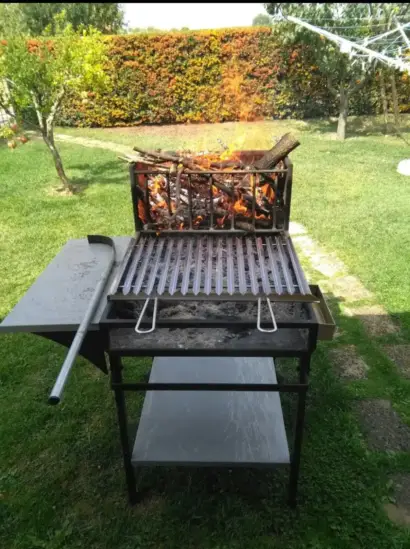 Barbecue Perfetto di colore nero, con materiali resistenti.