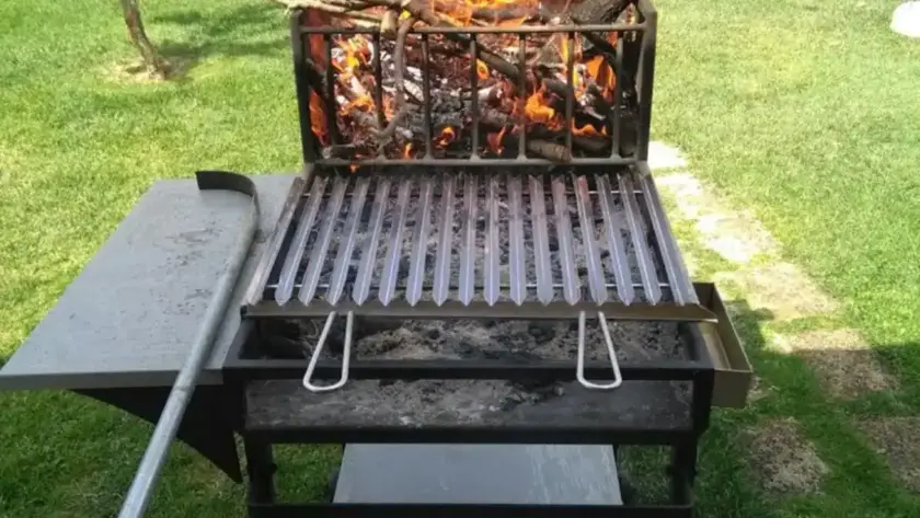 Barbecue Perfetto di colore nero, con materiali resistenti.