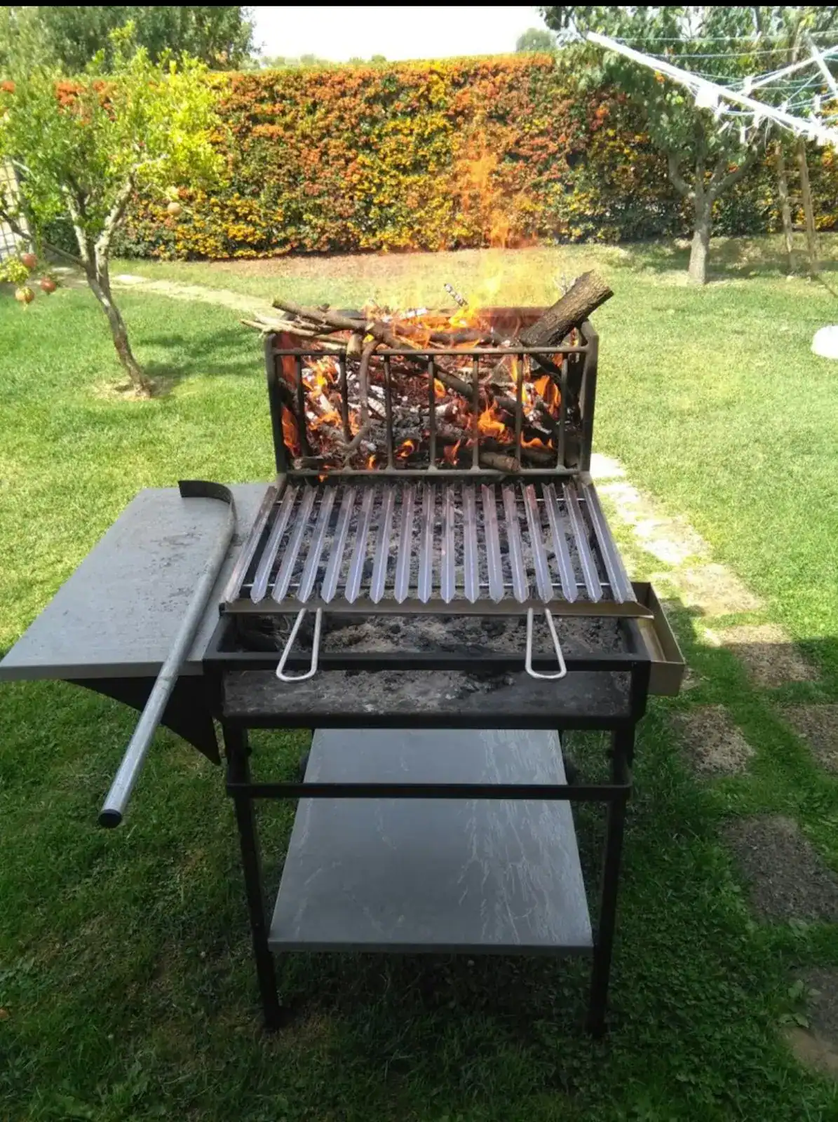 Barbecue Perfetto di colore nero, con materiali resistenti.