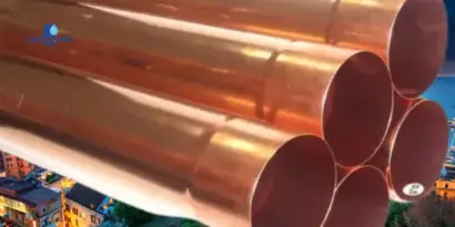 Primo piano di tubi pluviali in rame da 100 mm impilati, materiali per scarico acque piovane – Lattoneria Cotugno.