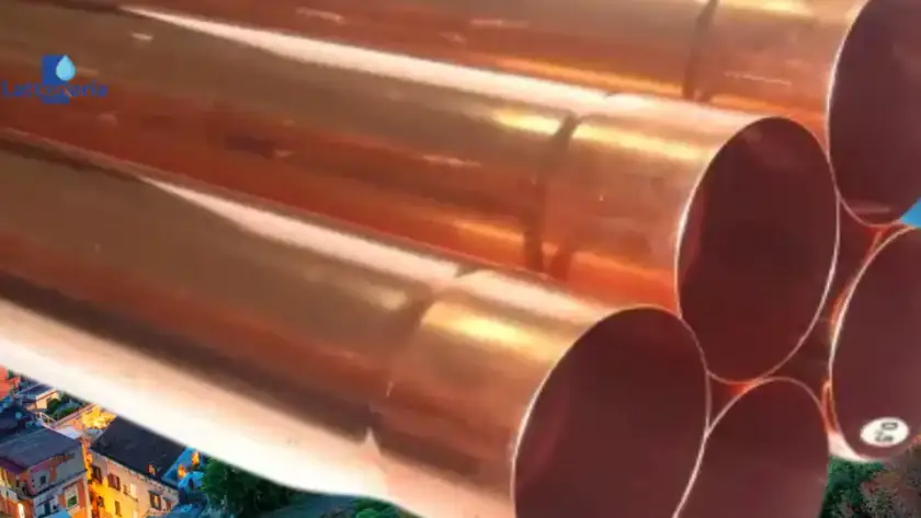 Primo piano di tubi pluviali in rame da 100 mm impilati, materiali per scarico acque piovane – Lattoneria Cotugno.