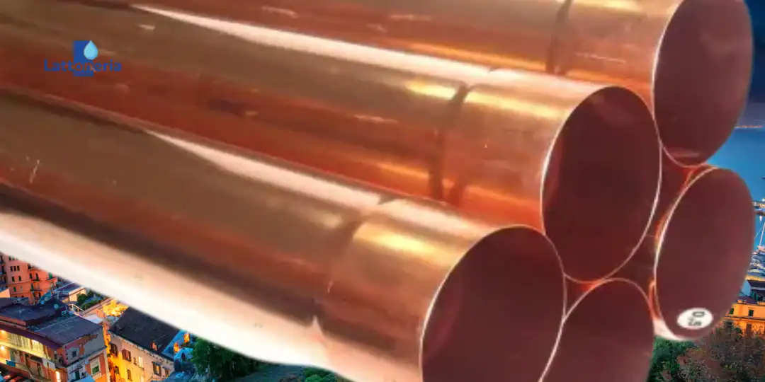 Primo piano di tubi pluviali in rame da 100 mm impilati, materiali per scarico acque piovane – Lattoneria Cotugno.