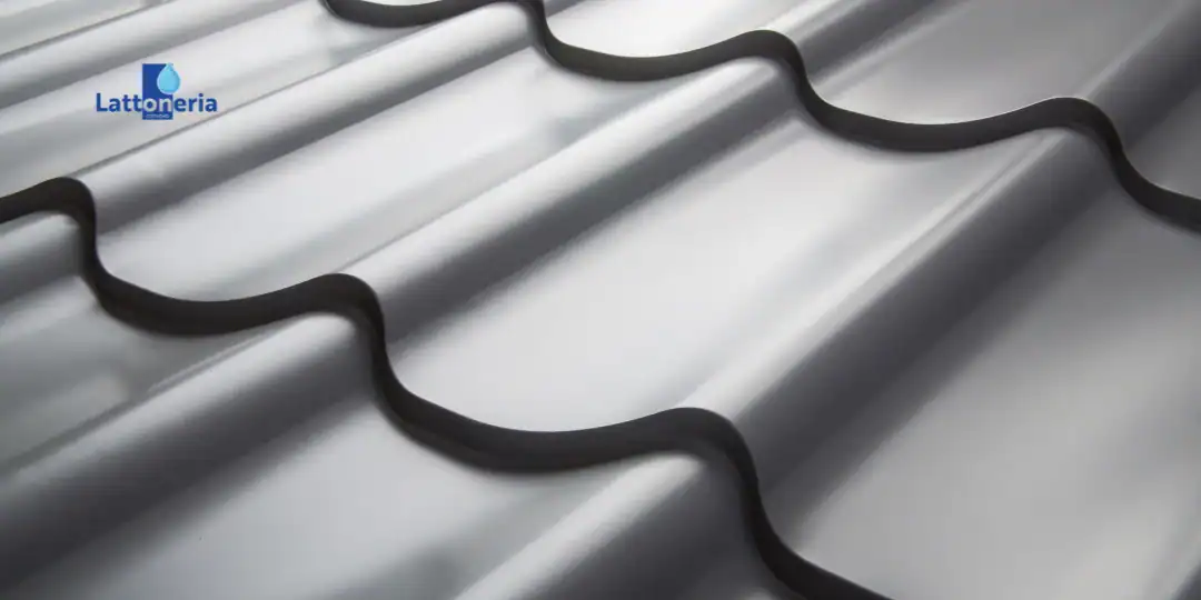 Tegole metalliche grigie ondulate in primo piano, dettaglio della superficie.