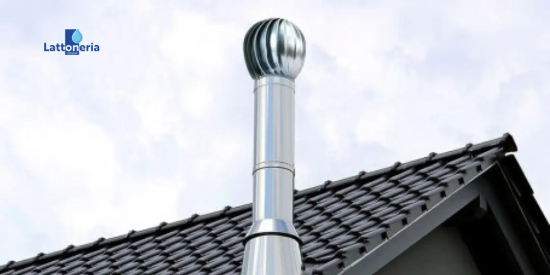 Comignolo in acciaio inox con cappello antivento su tetto in tegole scure, cielo sullo sfondo e logo Lattoneria.