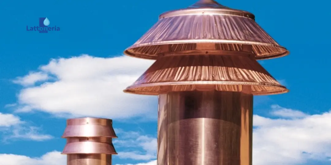 Comignolo in rame con cappello a più livelli su cielo azzurro con nuvole, secondo comignolo sullo sfondo e logo Lattoneria.